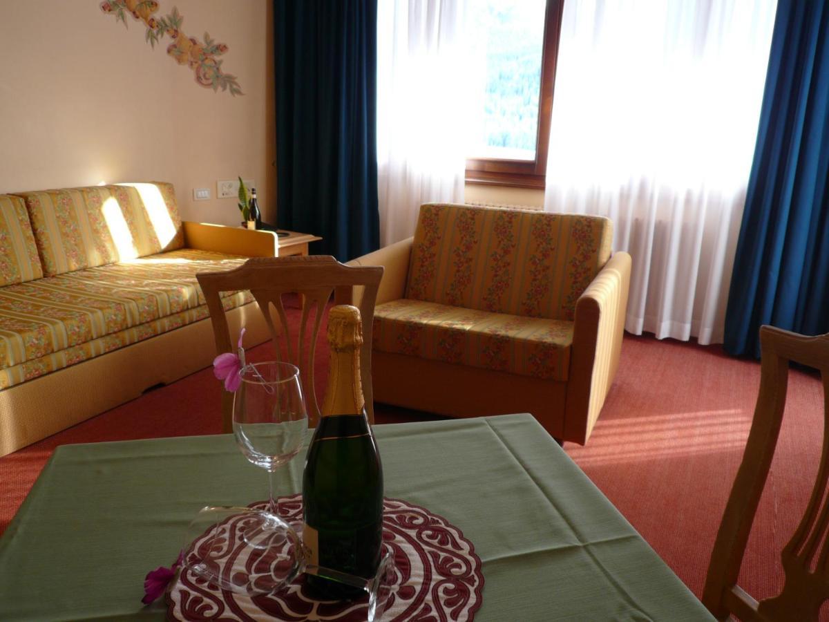 Rta Hotel Catturani มาดอนนาดีกัมปิโญ ภายนอก รูปภาพ