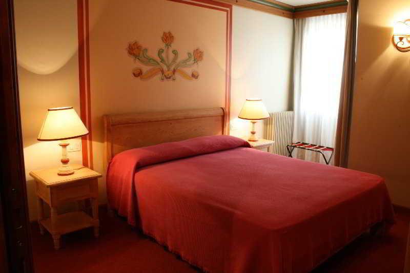 Rta Hotel Catturani มาดอนนาดีกัมปิโญ ภายนอก รูปภาพ