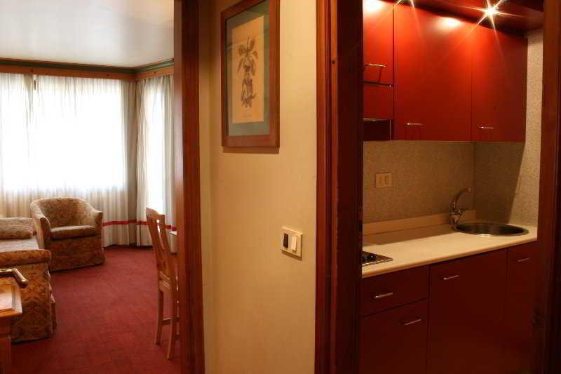 Rta Hotel Catturani มาดอนนาดีกัมปิโญ ภายนอก รูปภาพ