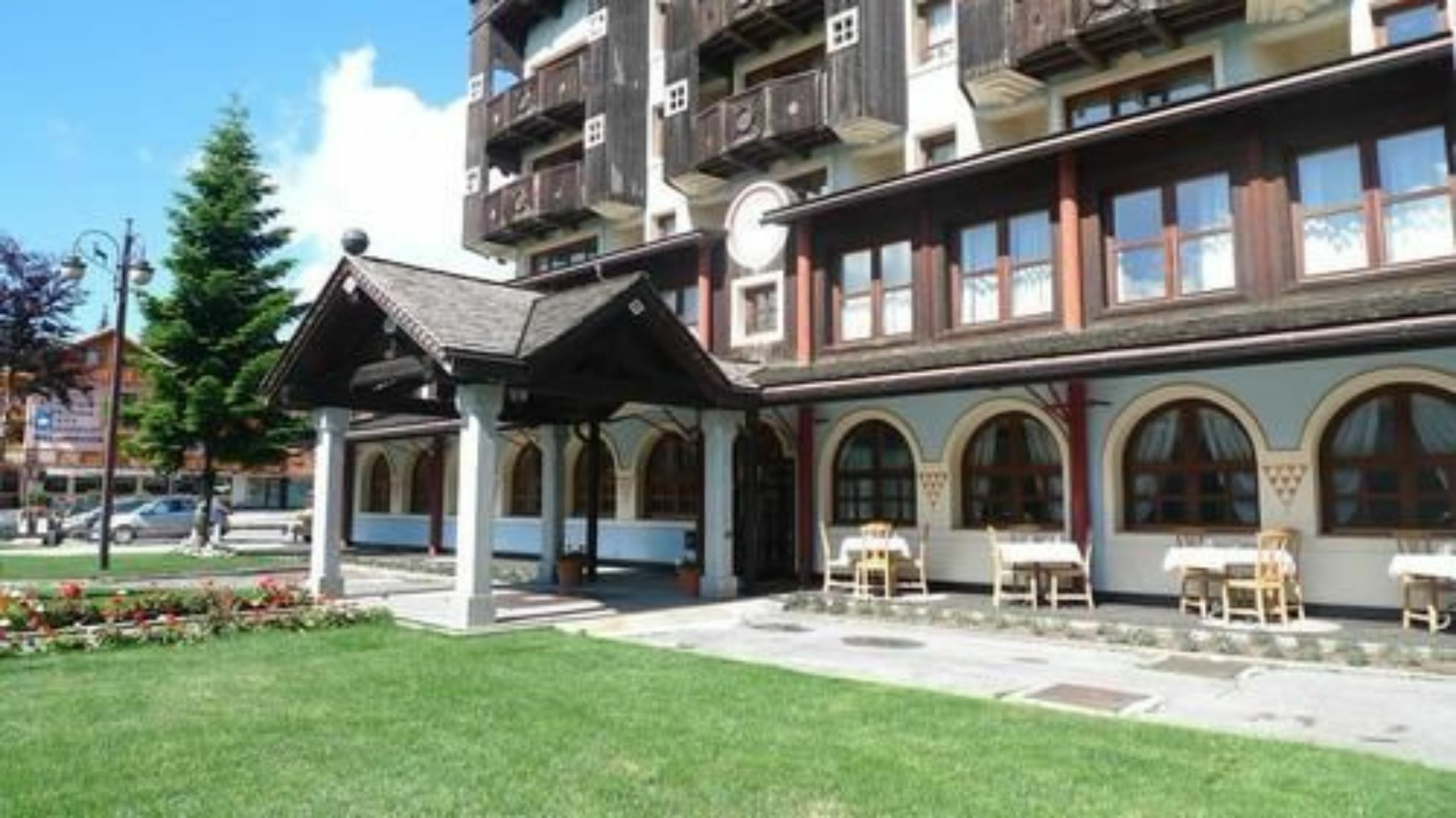 Rta Hotel Catturani มาดอนนาดีกัมปิโญ ภายนอก รูปภาพ